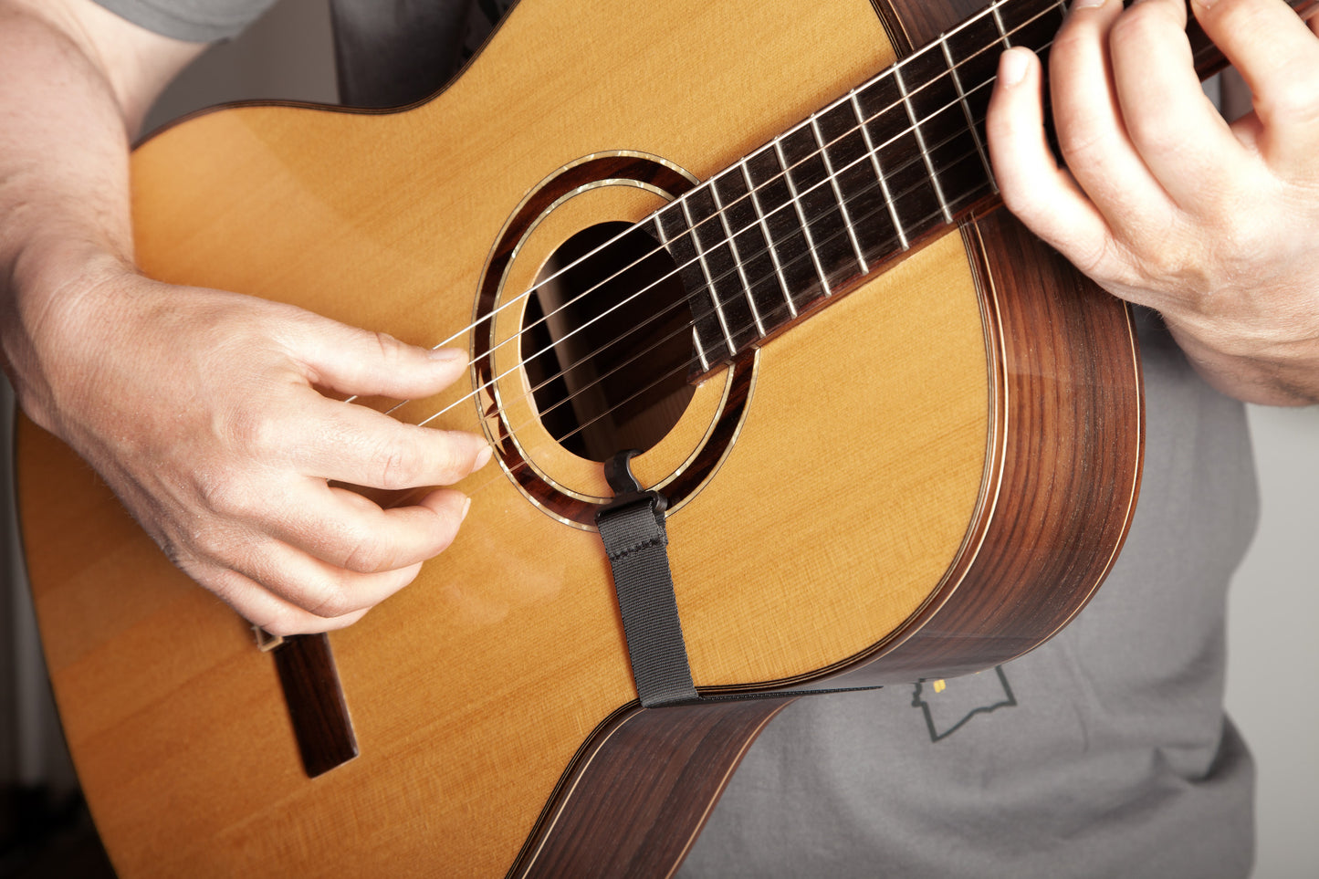 ORTEGA Nylon Gitarrengurt mit Haken/Schallloch, braun
OGSHK-BR